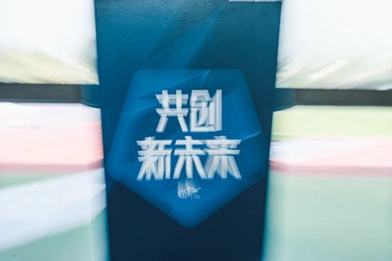 他的巨大狠狠挺进她的身体